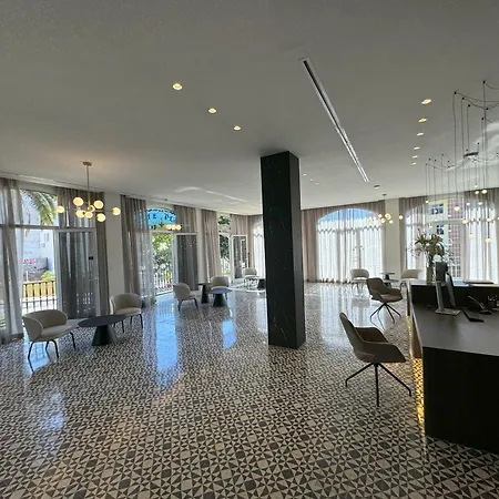 Reveron Plaza 4*