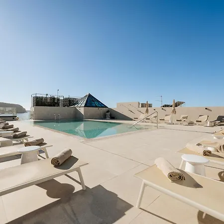 Reveron Plaza Hotel 4*