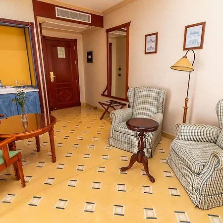 Reveron Plaza 4*